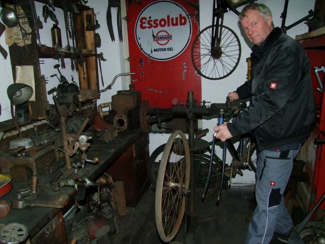 Gernot Genschorek an einem Standmotor. Foto: Rainer Könen