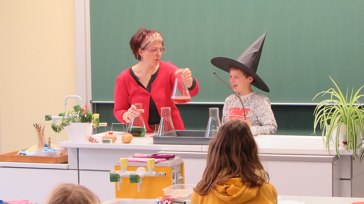 Zauberer im Chemieraum