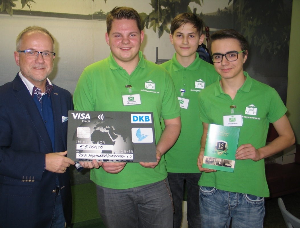 Hoyerswerdas Oberbürgermeister Stefan Skora übergab zum Jubiläum einen Scheck der Lausitzer Seenland Stiftung an Agenturleiter Denny Wauro, Florian Risch und Jonas Birkner (v.li.).   Foto: Constanze Knappe