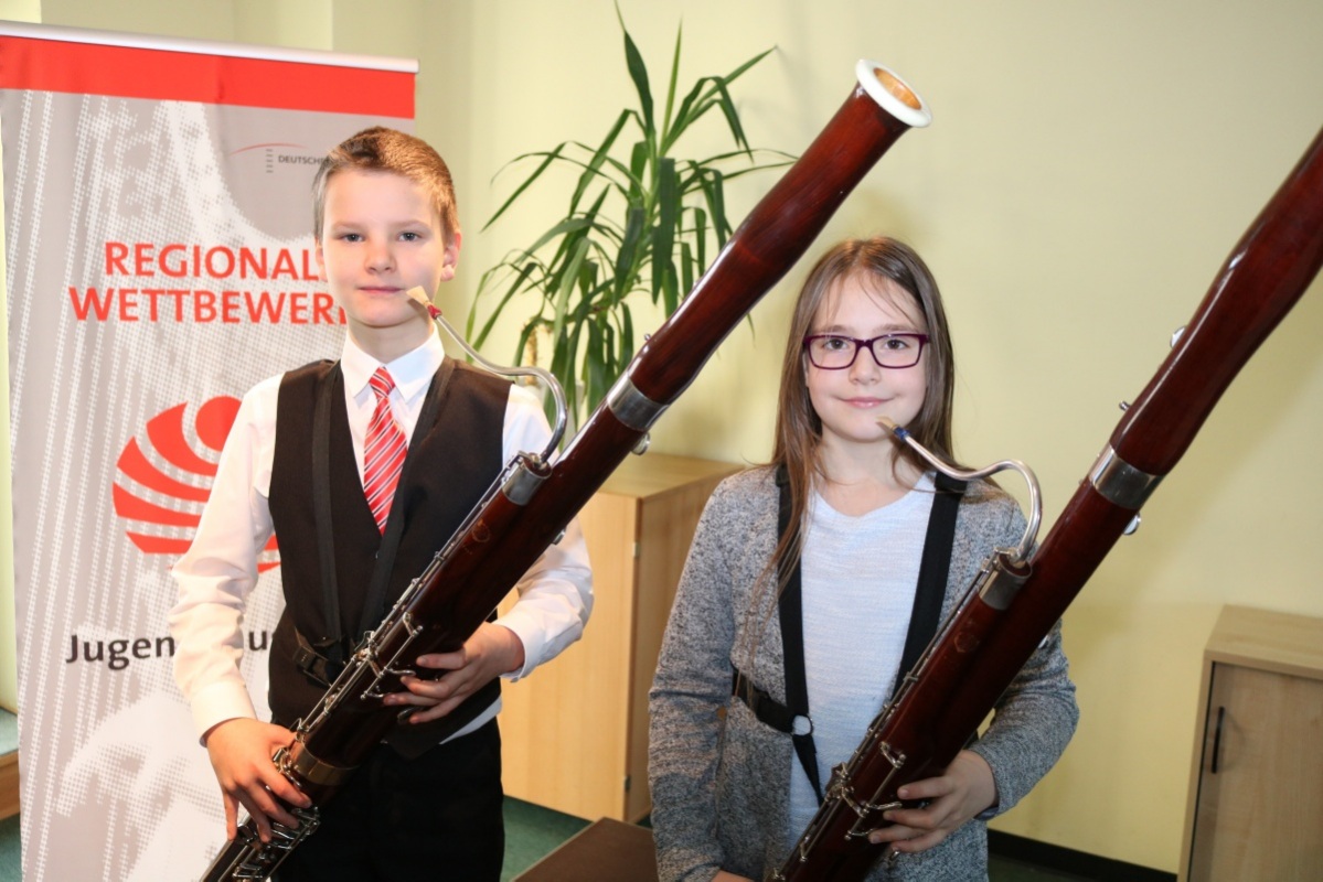 Das Fagott-Duo Gustav Noack und Rebecca Scholze kurz vor dem Auftritt.  Foto: Mandy Fürst