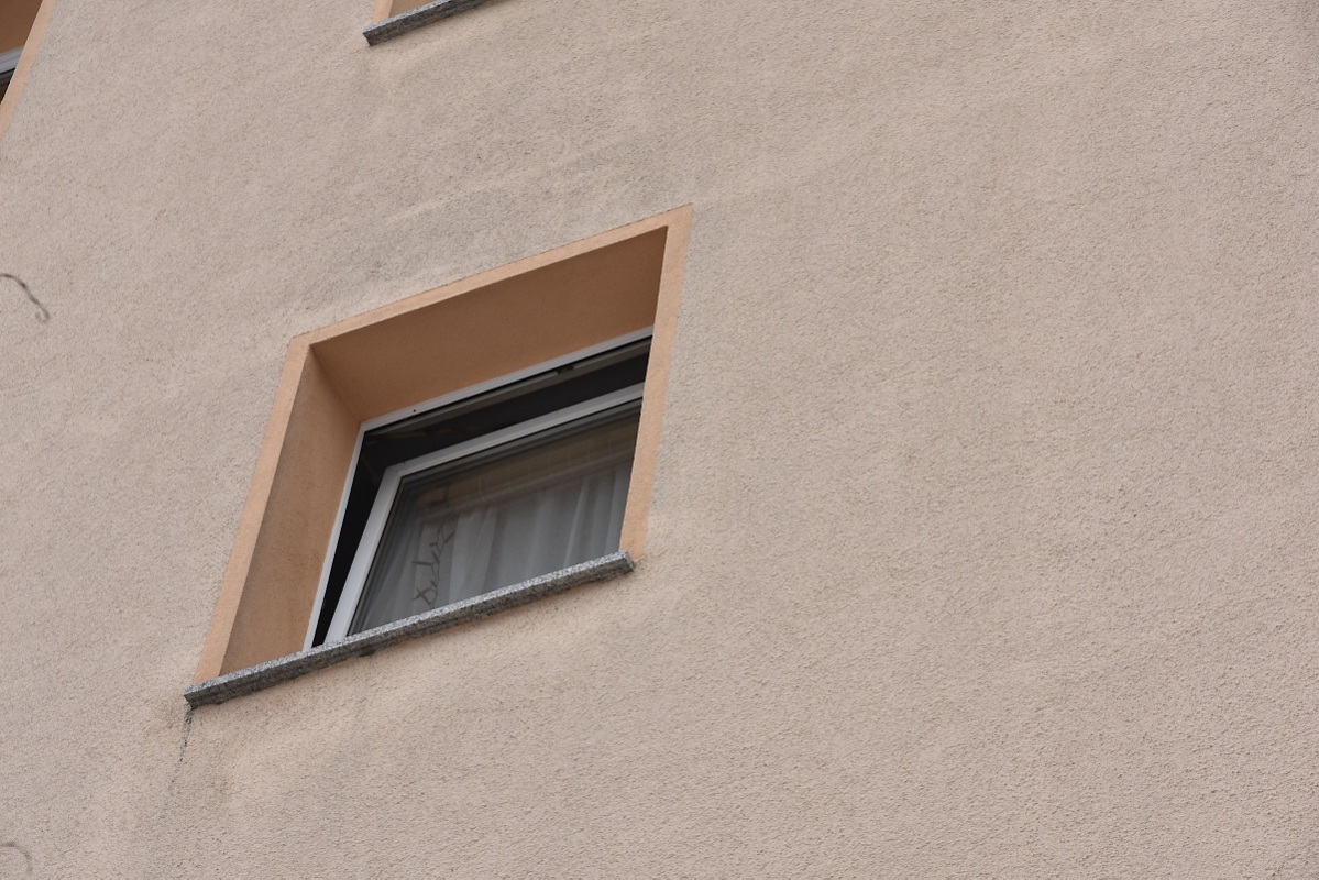 Wohnt da jemand überhaupt, wenn auch bei Minusgraden ein Fenster permanent offen bleibt? Foto: Uwe Schulz