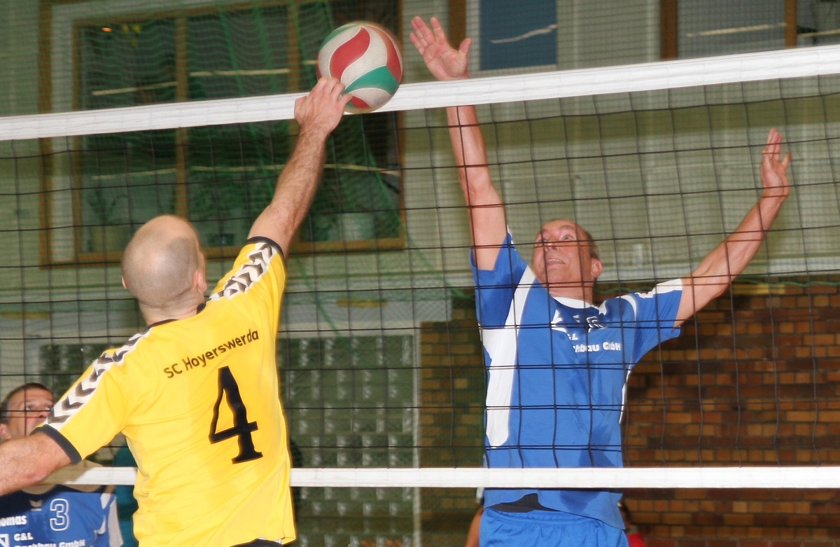 Die Volleyballfreunde (in Blau) wehrten sich hartnäckig gegen den SC - aber letztlich vergeblich. Foto: Werner Müller