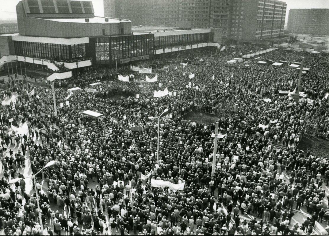 Am 28. Februar 1992 war der Lausitzer Platz voller Menschen - Großdemonstration pro Erhalt der Braunkohle. Foto: Ilse Milde