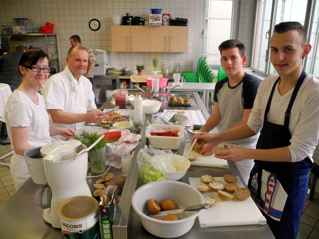 Den Beruf Sozialassistent lernen Katja Lauterbach (20), Eric Pohl (18) und David Sujatta (19), alle aus Hoyerswerda - hier mit ihrem Koch-Lehrer Udo Drzisga. Foto: Andreas Kirschke