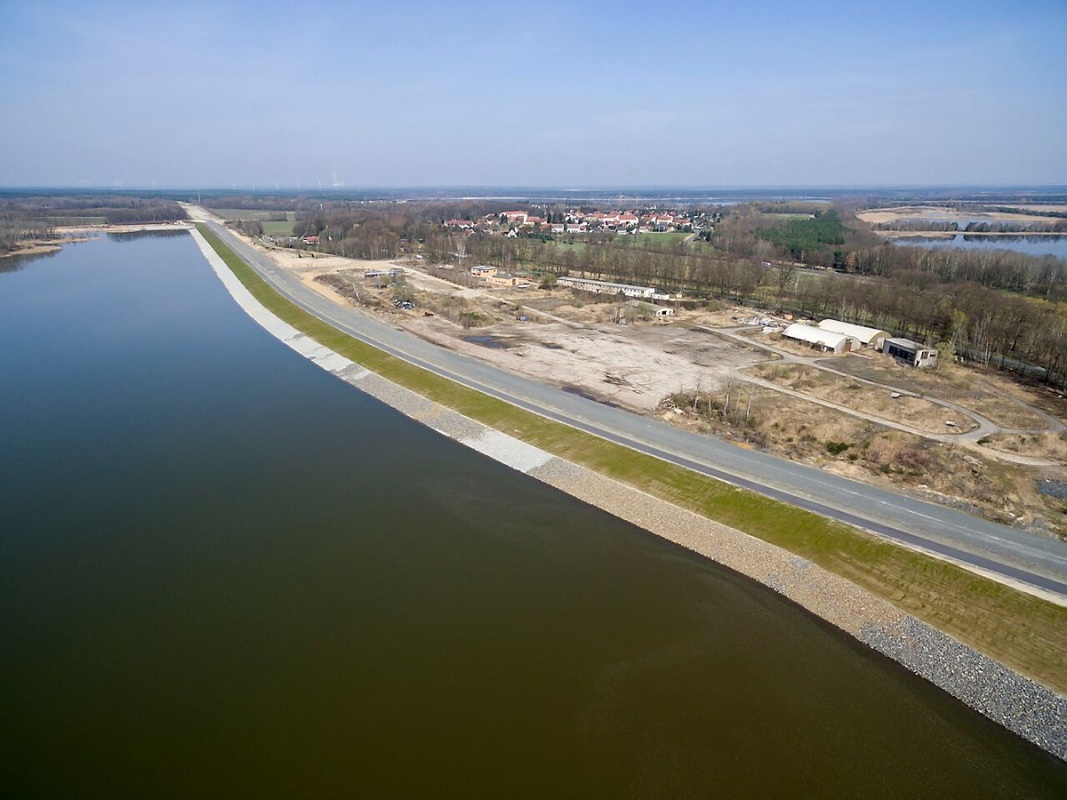 Die Ostböschung ist saniert. Bis an anderen Stellen am See saniert wird kann der Friedersdorfer Strand genutzt werden. Foto: Archiv