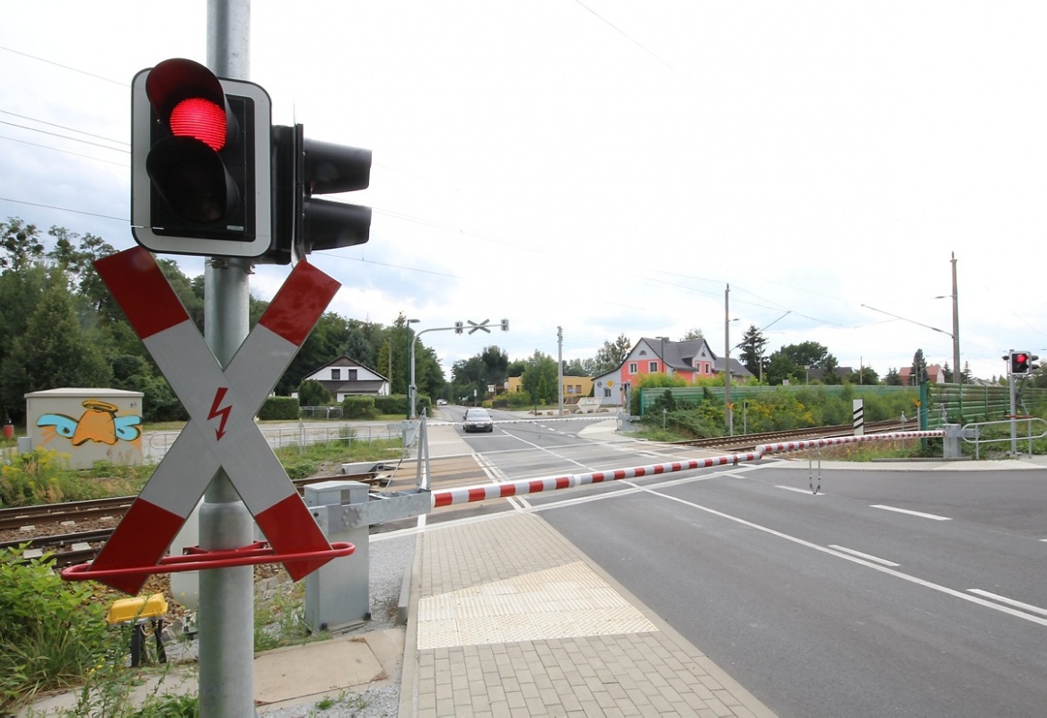 Via Brücke über die Gleise?