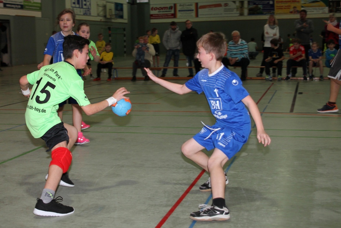 In einem Treffen der Dritt- und Viertklässler besiegte die Grundschule Am Park (in Grün) die Vertretung der Grundschule An der Elster mit 12:6. Foto: Werner Müller