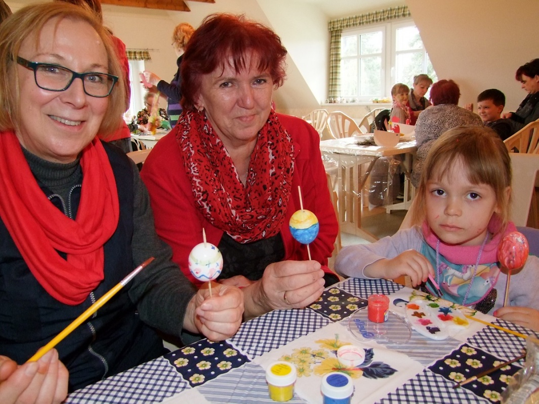 Wie verziert man ein ausgeblasenes Ei? Das zeigt hierGabriele Roick (li.) ihrer dreijährigen Enkeltochter Mathilda (3). Waltraud Stasch schaut zu.  Foto: Könen