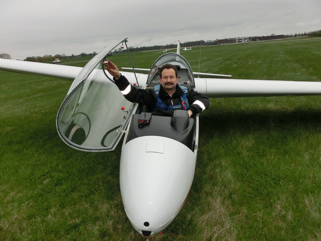 Roland Pietsch im doppelsitzigen Schulflugzeug. Foto: Ketzel