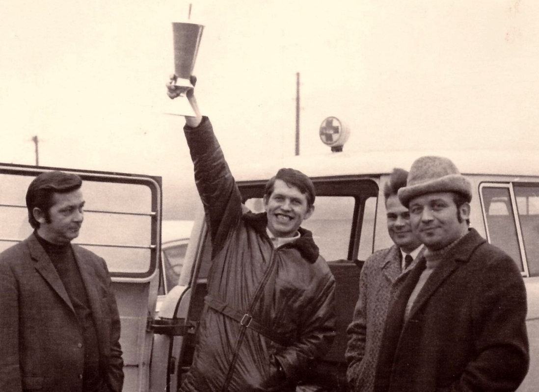 Dr. med. Fritz Taube mit dem Siegespokal eines Turniers 1973 in Guben, das er und das Ärzte-Team gewannen. Repro: Werner Müller