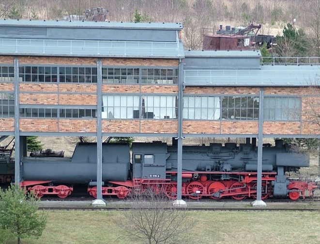 Über der Original-Lok am Verladebahnhof der Energiefabrik Knappenrode sind die Modellbahner zu Hause. Foto: Uwe Jordan