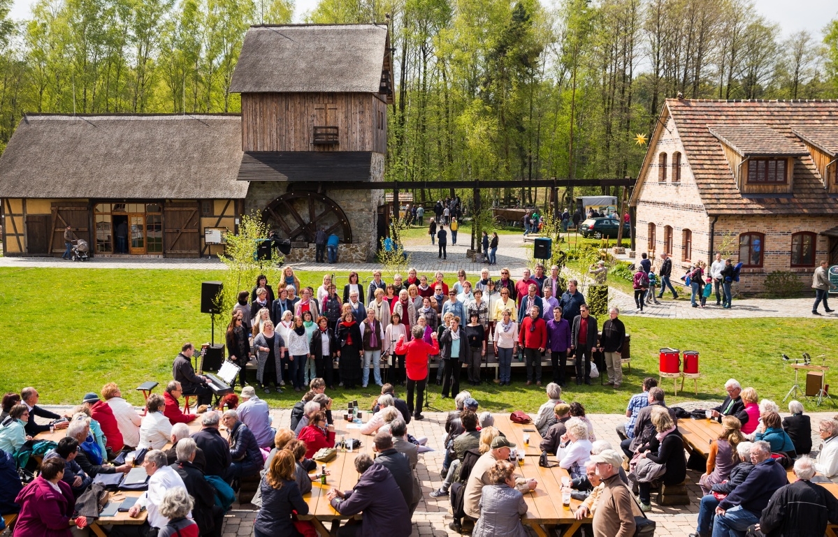 Der Bürgerchor Hoyerswerda an der Schwarzkollmer Krabatmühle. Foto: Gernot Menzel