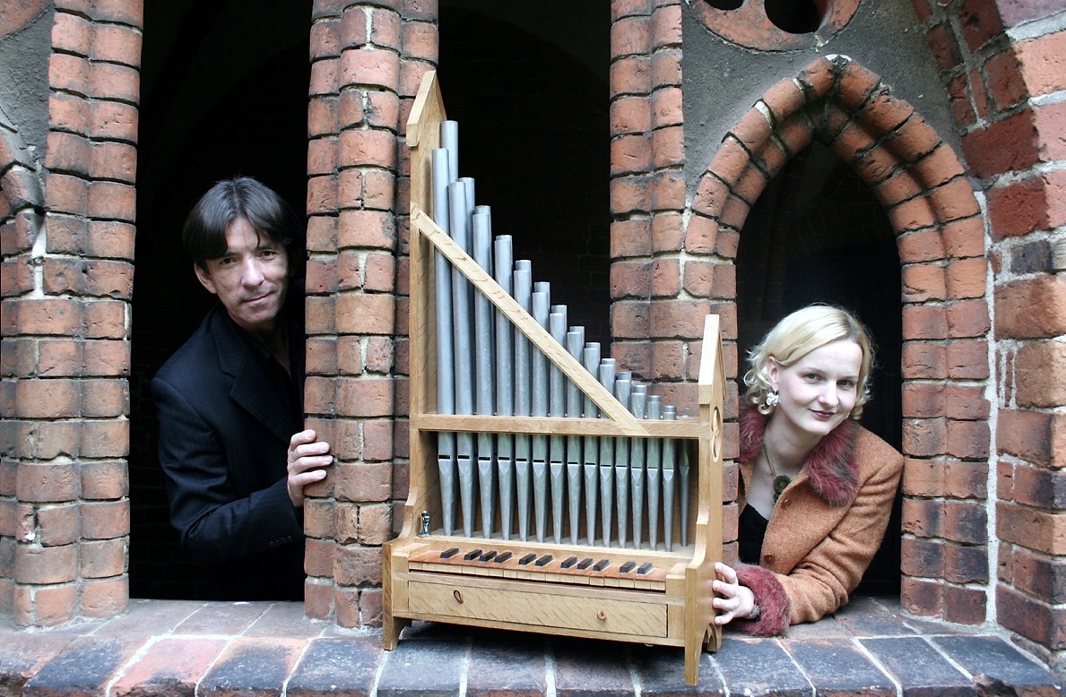 Das Ensemble „TreCantus“ (Organist, Portatifer und Sänger Franns-Wilfrid von Promnitz / Sängerin Jana Karin Adam) stellt heute im Forumsaal der Lausitzhalle  das Portativ vor. Foto: PR