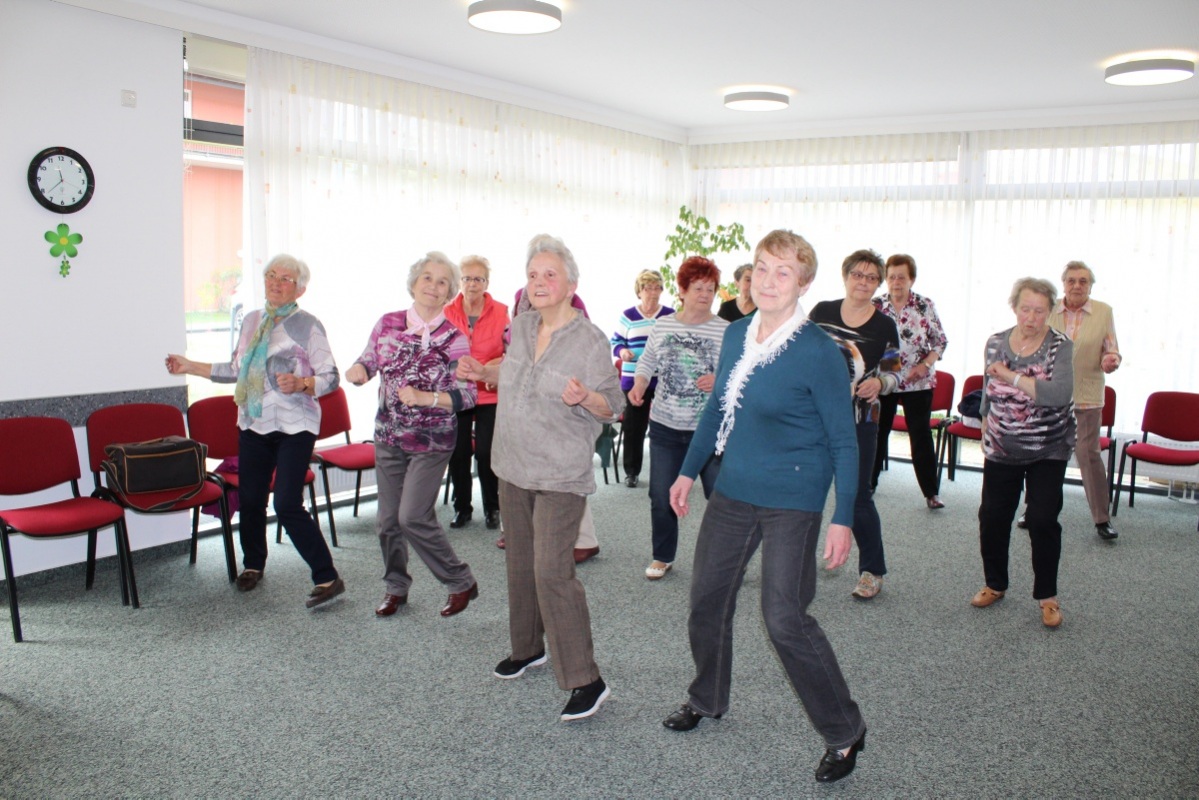 Hier ist eine der Seniorentanzgruppe des Nachbarschaftshilfevereins beim Training in der Begegnungsstätte „Grüner Hain“ zu sehen. Die Damen haben sichtlich Spaß daran.  Foto: Silke Richter