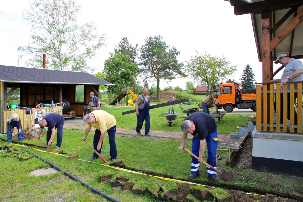 Litschener werkeln im Dorf