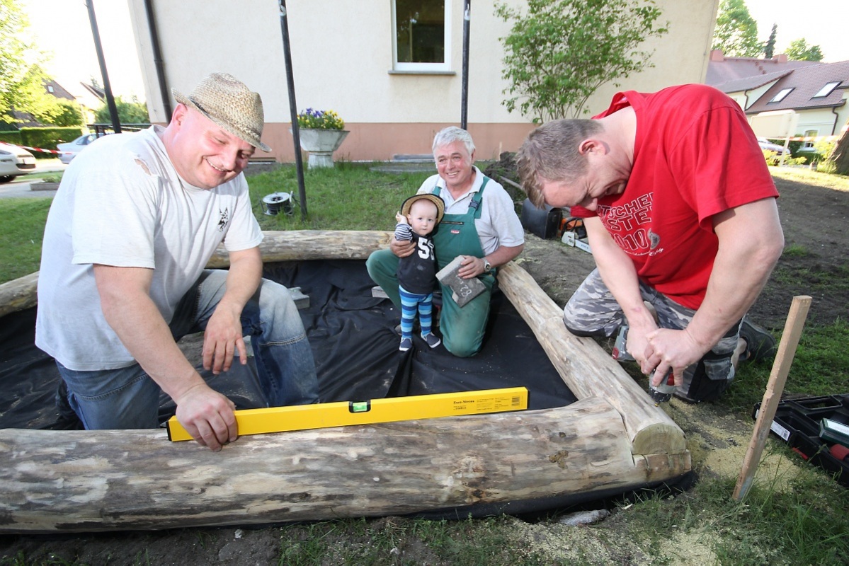 Eltern bauen Spielplatz