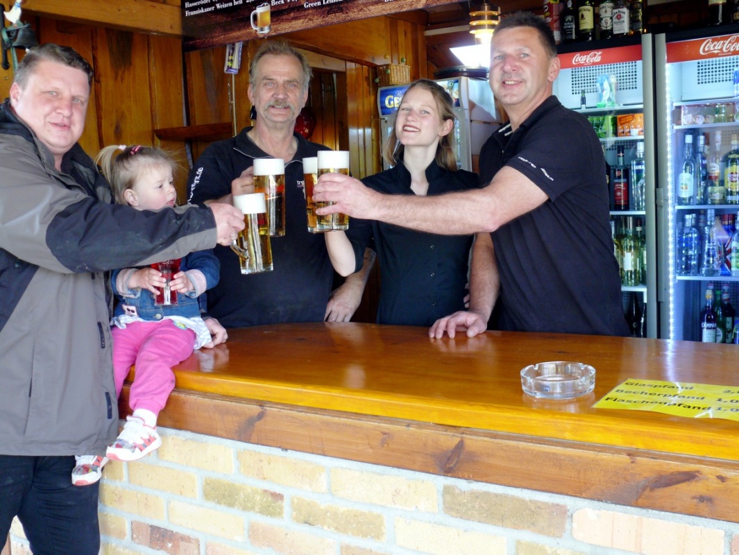 ebastian Nagora mit Stella, Dietmar Lehmann, Sophie Krautz und Frank Krautz vom Team Ruhlmühle“  Foto: Jost Schmidtchen