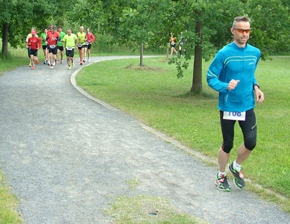 Der Konkurrenz voraus: Joar Flynn Jensen (Norwegen -rechts- mit Start-Nr. 108), der 2015 den Streckenrekord aufstellte: 233 Kilometer. Foto: Uwe Jordan