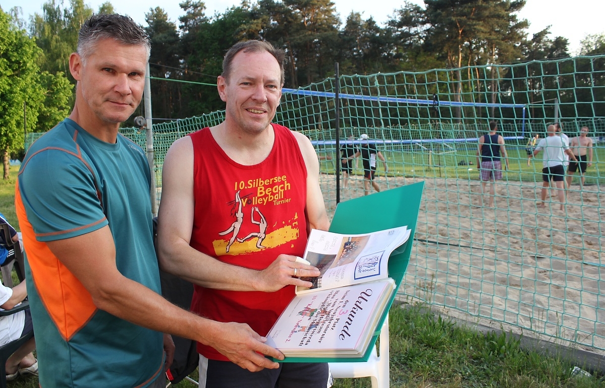 Frank Nakonz (l.) und Thomas Hauska haben schon zu Studienzeiten gemeinsam in Senftenberg Volleyball gespielt.Beide sind Gründungsmitglieder und heute Kapitän der 1. bzw. 2. Mannschaft.  Foto: Hagen Linke