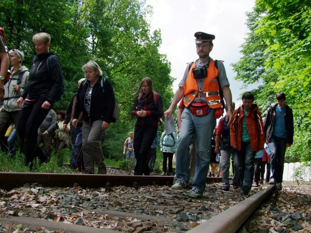 Von der ehemaligen Zeißholzbahn ist nicht mehr wirklich viel zu sehen. Bei Bernsdorf liegen tatsächlich noch Gleise. Die Wanderung wurde von Enrico Pelocke (mit Weste) geleitet.  Foto: Rainer Könen