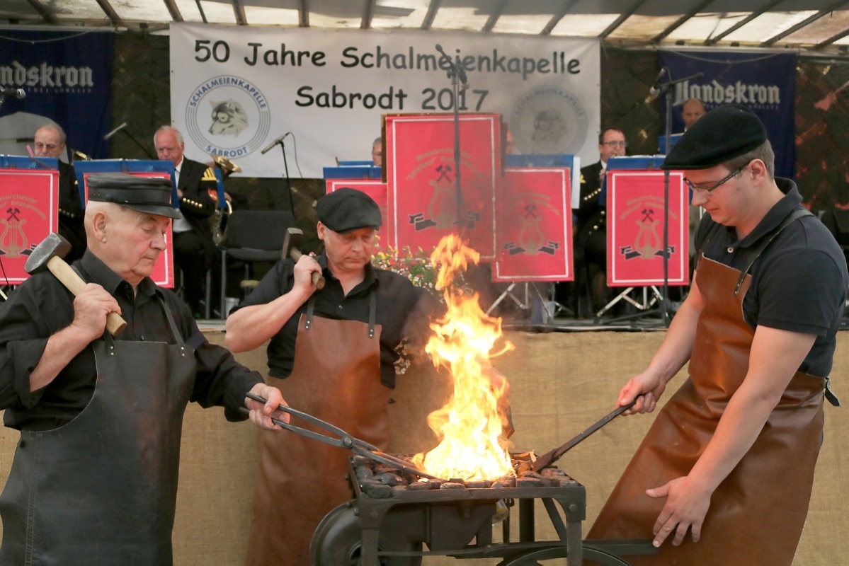 Helmut Pink, Christian Mathiszik und Andreas Pink (v.l.n.r.) hämmerten bei der Amboss-Polka die vom Notenblatt verlangten Soli, dass es eine helle Freude war. Foto: Mandy Fürst