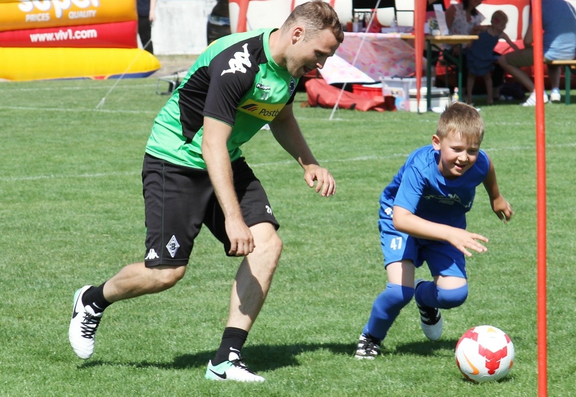 Tony Jantschke beim Training mit einem Nachwuchs-Kicker. Foto: Werner Müller