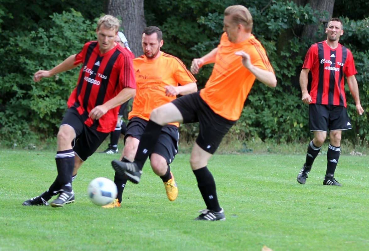 Wieder sieglos blieb der ESV Lok Hoyerswerda (schwarz-rot gestreifte Jerseys): 2:3 in Bergen. Foto: Werner Müller