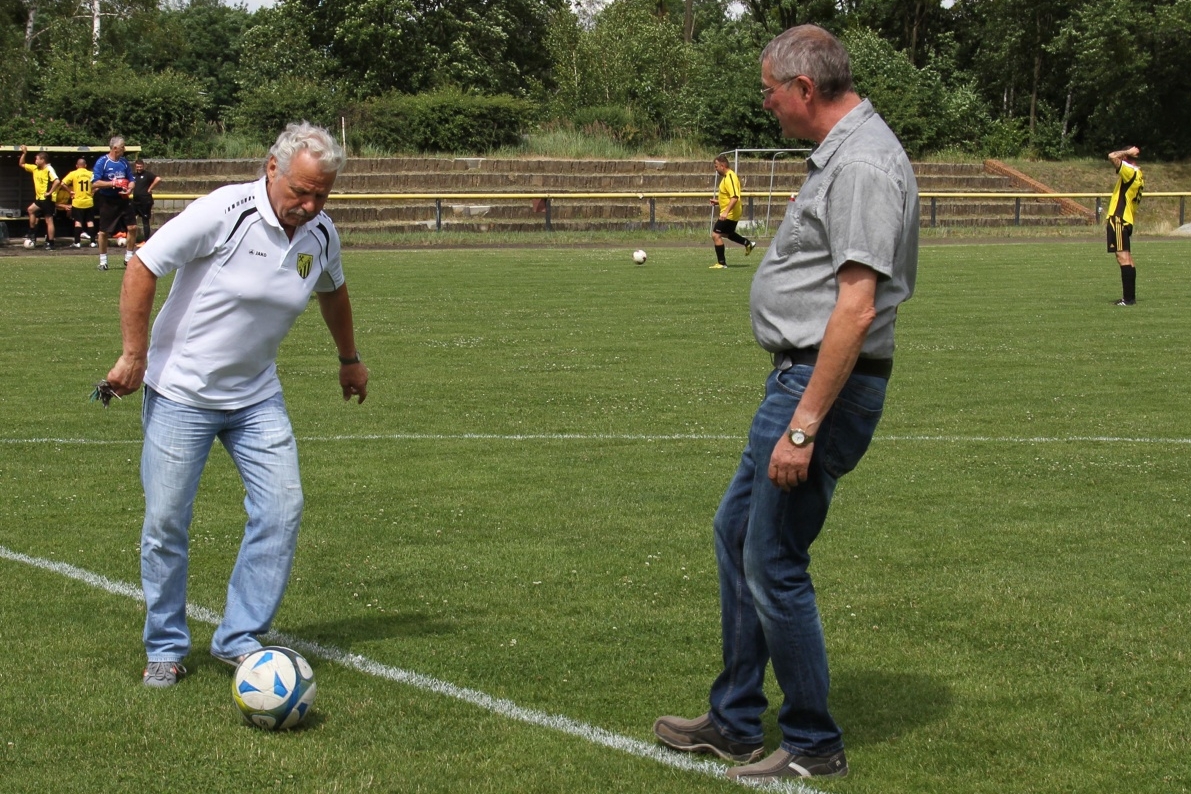 Ehrenanstoß: Laubusch langjähriger Trainer Willi Fritsch (links) und Manfred Lüdecke, einst Berichterstatter des SV Laubusch. Foto: Werner Müller