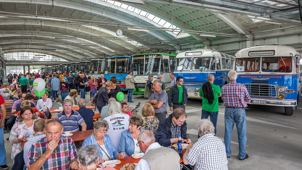 In einer der Hallen der Verkehrsgesellschaft waren Ikarus-Oldtimer aufgereiht. Hier konnte aber auch gegessen werden. Foto: Gernot Menzel