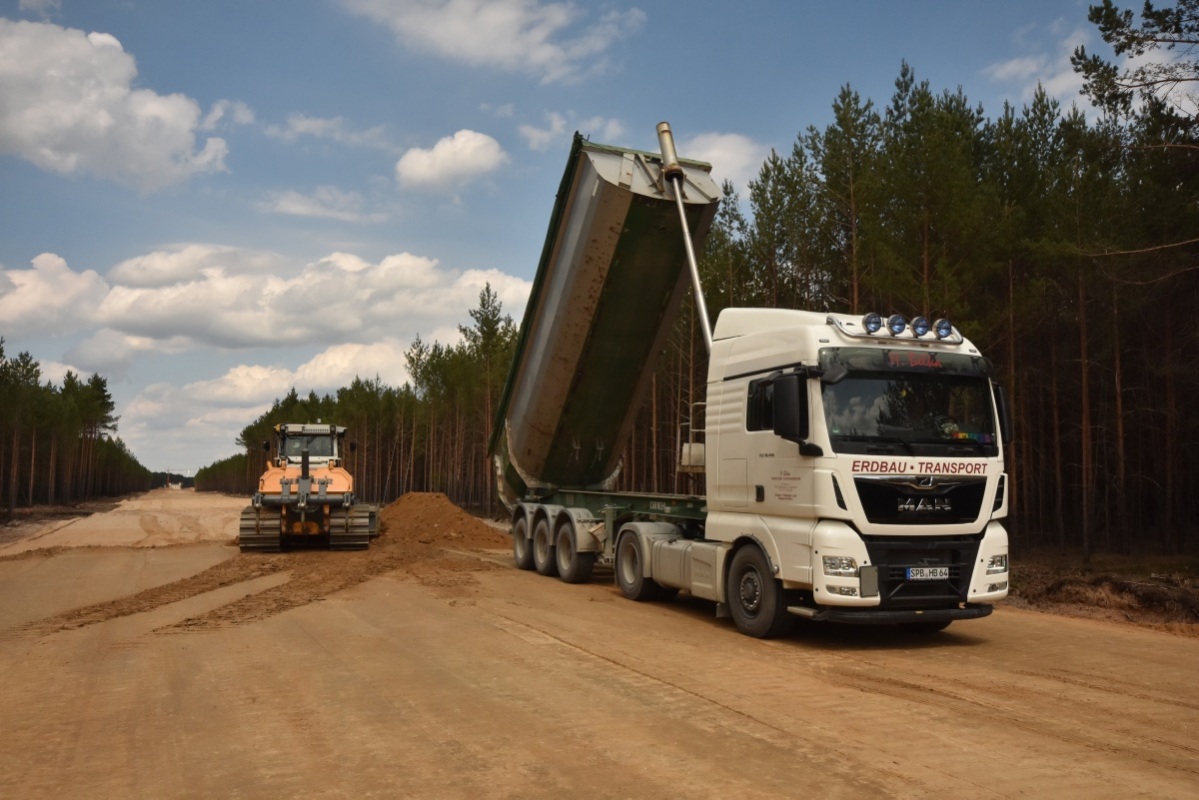 Der Unterbau der Fahrbahn wird im ersten Bauabschnitt hergestellt. Die Raupenfahrer können dabei dank Satellitentechnik zentimetergenau arbeiten. Foto: Uwe Schulz