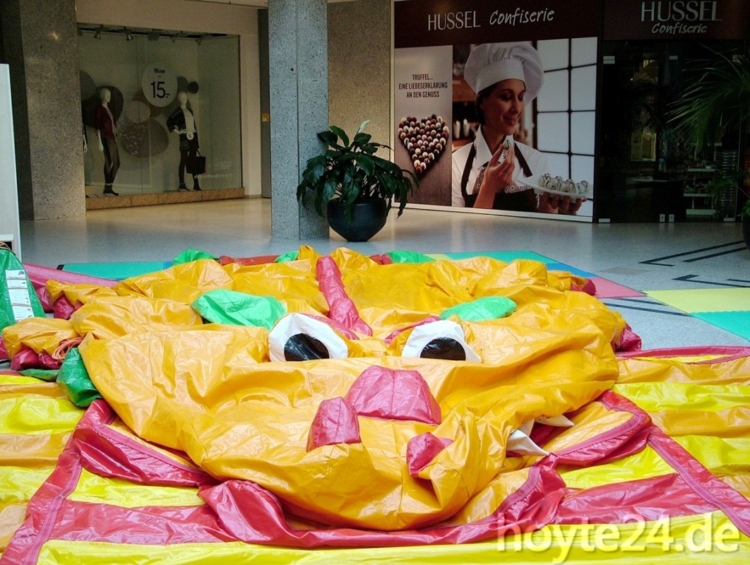 Bei ihm ist ein bisschen die Luft raus - aber nur nachtsüber. Am Tag sperrt der Drachen sein Maul gewaltig für rutschenwollende Kinder auf. Foto: Uwe Jordan