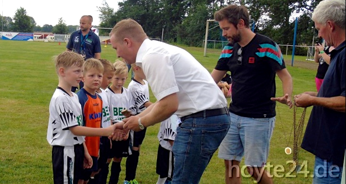 Lohsas Bürgermeister Thomas Leberecht zeichnete beim Sportwochenende der SpVgg Knappensee die Sieger des Bambini-Turniers aus. Foto: Siegmund Heidrich