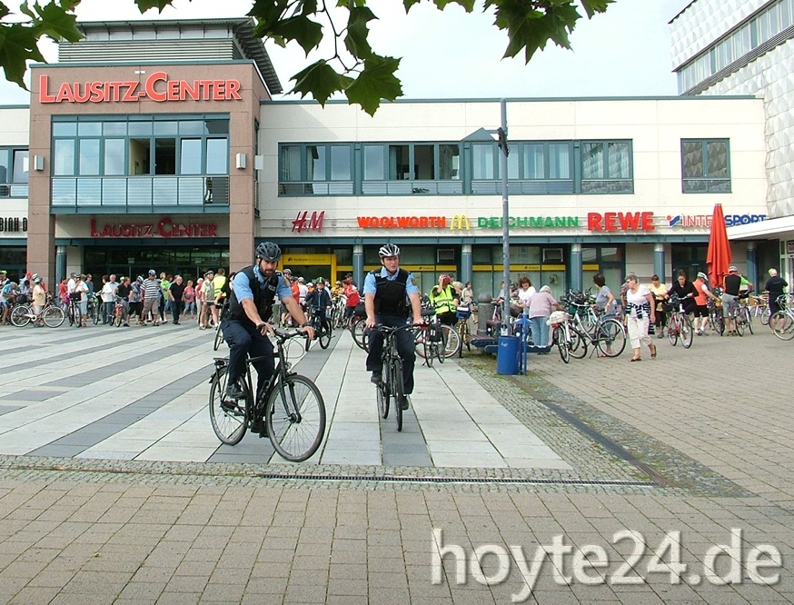 Abfahrt - Polizei per Fahrrad voraus. Foto: Uwe Jordan