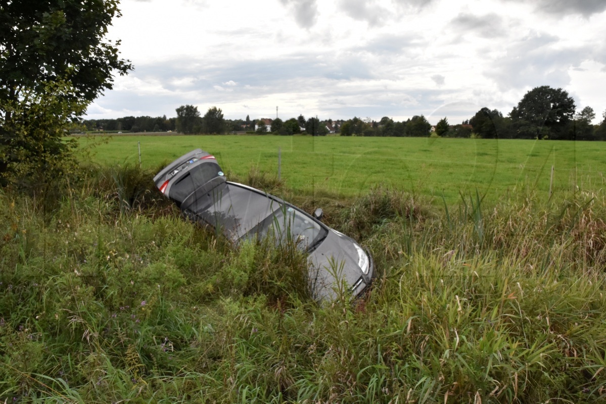 Der Fahrer hatte Glück im Unglück - er zog sich keine Verletzungen zu. Das Auto hat es schlimmer erwischt. Foto: Uwe Schulz