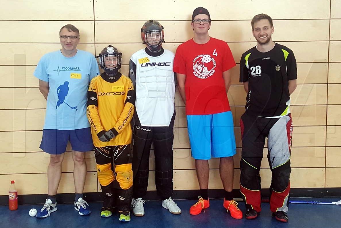 Hoyerswerdaer Equipe in Berlin (v.l.n.r.): Trainer Klaus Walter, die U-15-Torhüter Etienne Müller und Max Gräfe, Trainer Max Kranick sowie der Ex-Bundesliga-Profi Felix Klein (BAT Berlin). Foto: privat