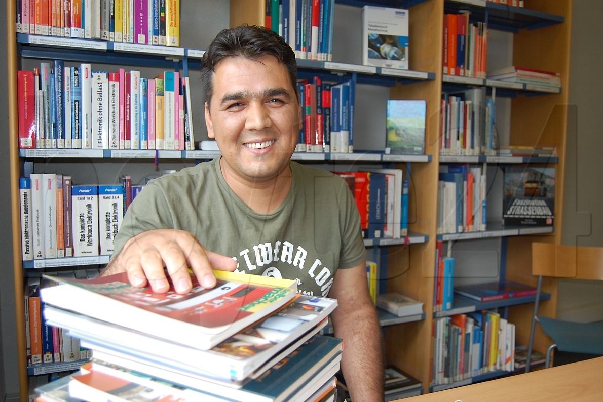 Seyed Ghasem Hosseini an seiner Wirkungsstätte auf Zeit - der Hoyerswerdaer Brigitte-Reimann-Stadtbibliothek. Foto: Mirko Kolodziej