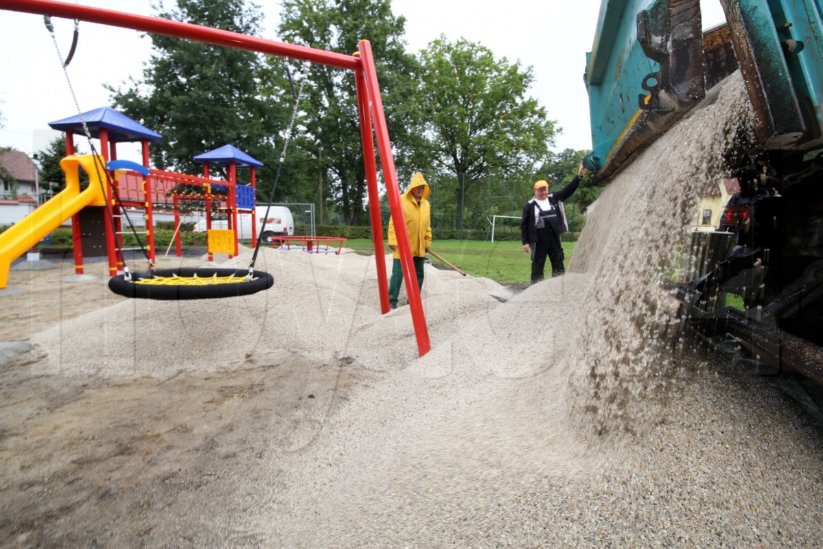 Frischer Kies für neuen Spielplatz