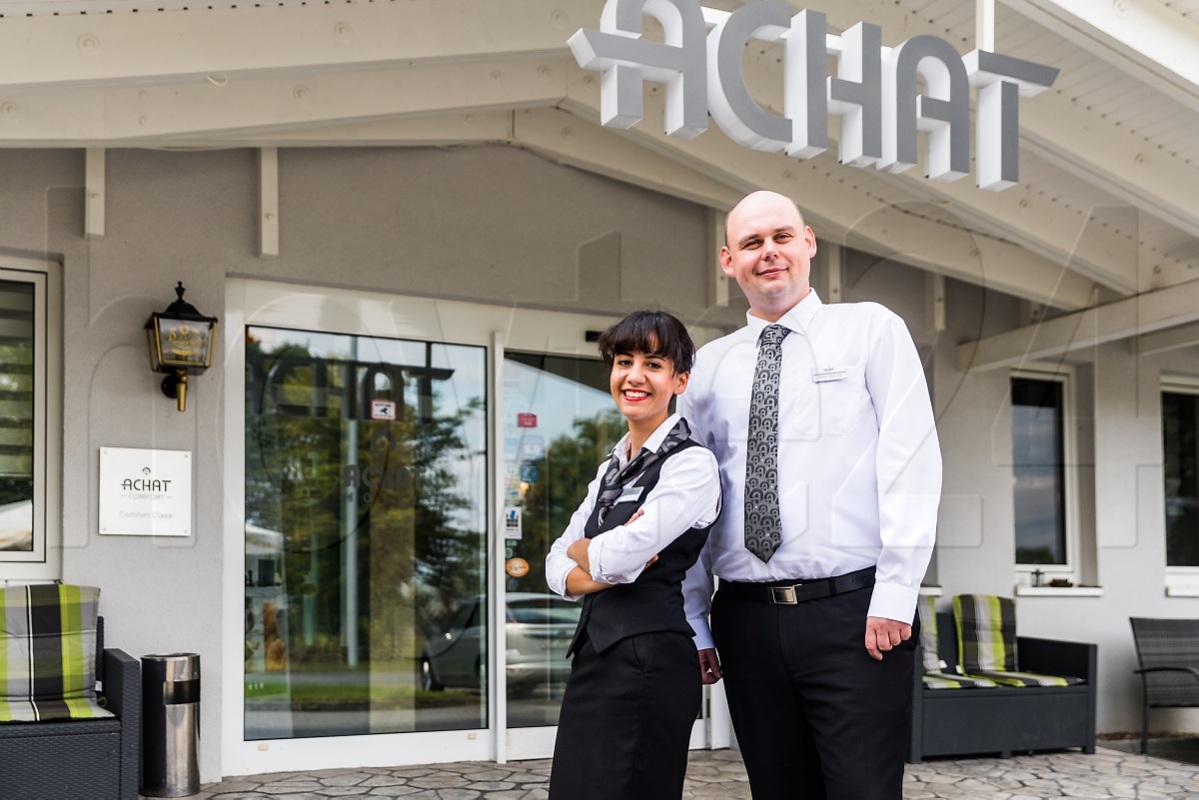 Linda Krause und Robert Britschka sind die beiden Neuen im Achat-Hotel Lausitz in Hoyerswerda. Beide haben hier gelernt und sind nun nach Jahren zurückgekehrt.  Foto: Gernot Menzel
