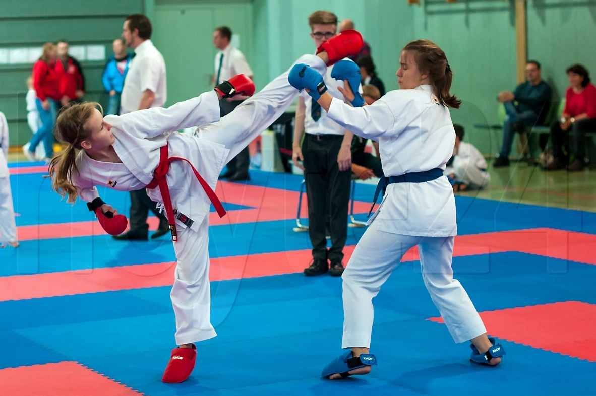 Cora Pötschick und Paula Knobloch, beide Hoyerswerda, treffen im Kumite aufeinander. Foto: Georg Vesper