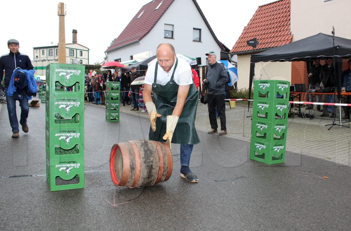 Geschicklichkeit und Schnelligkeit waren im Wettbewerbs-Parcours gefragt, hier beim Fassrollen. Foto: Silke Richter