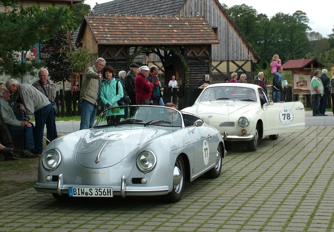 Blickfang: Porsche 356 Speedster, gebaut 1965, gefahren von Maik Fietze und co-pilotiert von Kathleen Dietsch; dahinter ein VW Karmann Ghia von 1968. Fotos: Uwe Jordan (2)