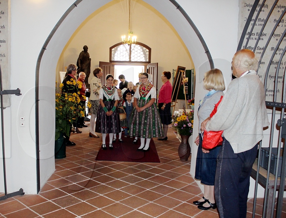 Gleich hält die Erntekrone Einzug. Foto: Silke Richter