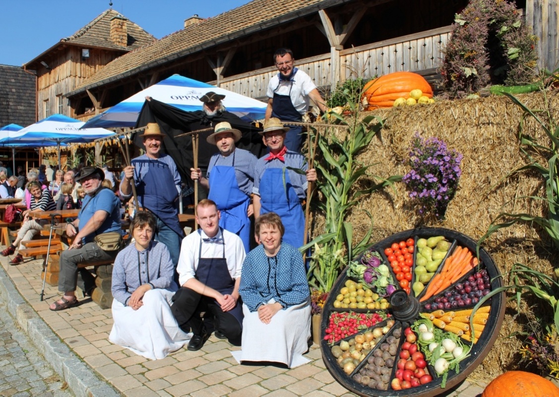 Das Team um Mühlenchef Tobias Zschieschick (ganz hinten rechts) hat das Erntedankfest in der Schwarzkollmer Krabatmühle mit viel Liebe zum Detail vorbereitet. Foto: Silke Richter