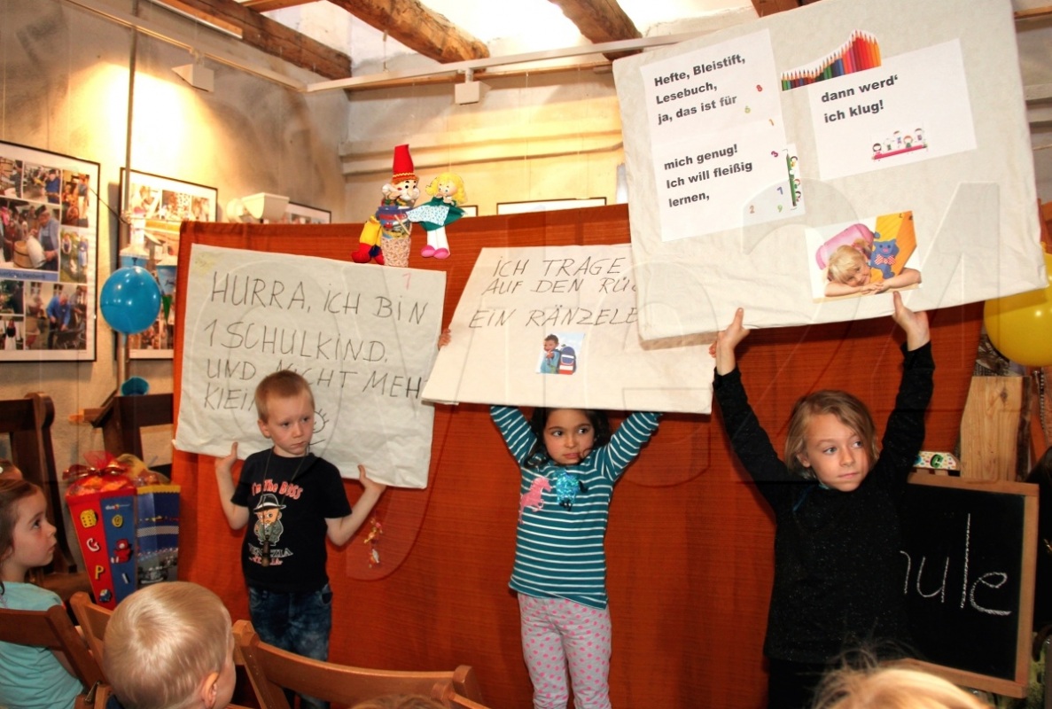 Die Kinder waren beim Puppenspiel um Gretels Schulanfang zum Mitmachen aufgefordert. Foto: Johann Tesche