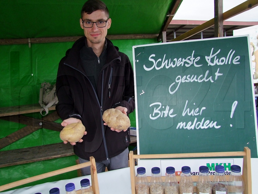 Bei Benno Mross konnten Besucher ihre größte Kartoffel wiegen lassen. Bis zu 800 Gramm kamen da auf die Waage. Foto: Rainer Könen