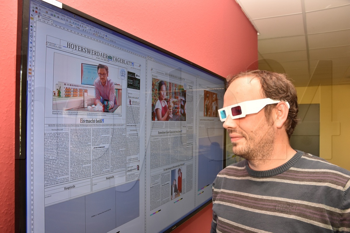 Christian Köhler gestern in der Tageblatt-Redaktion mit 3-D-Brille vor der fast fertigen Ausgabe. Foto: Uwe Schulz