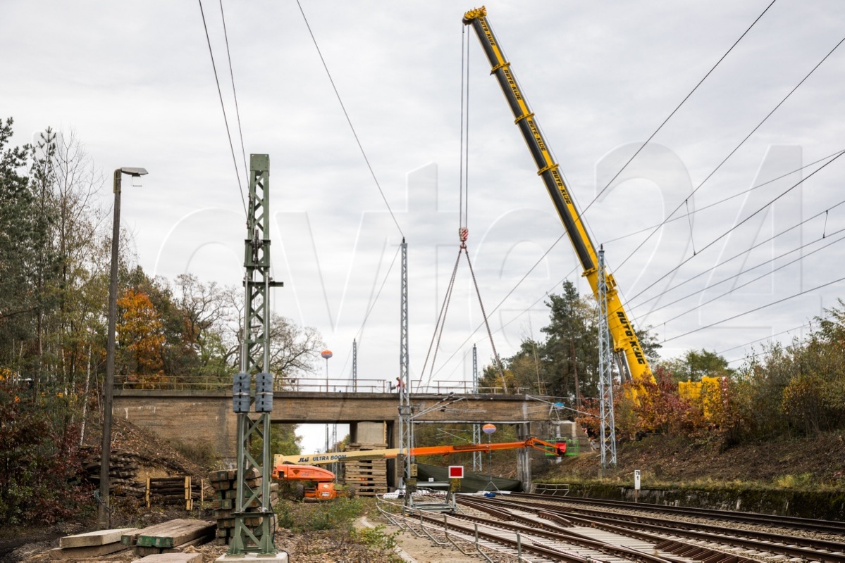 Bahnbrücke verschwindet