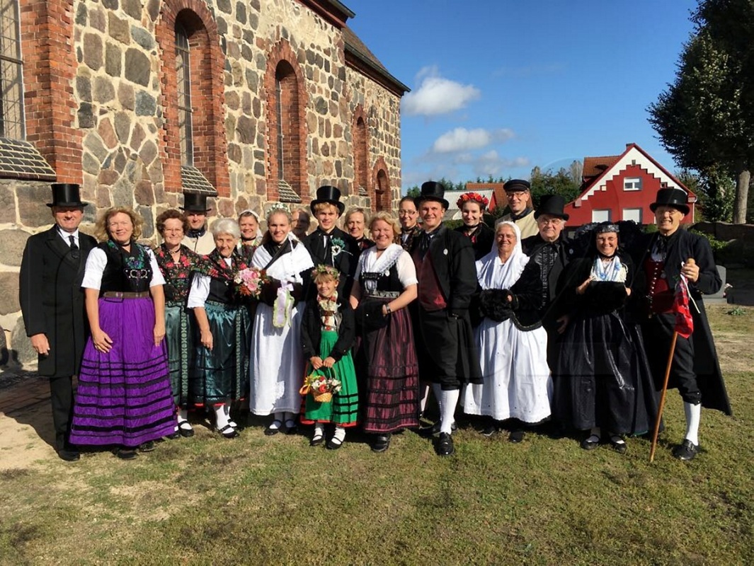 Trachtenträger im Schloss