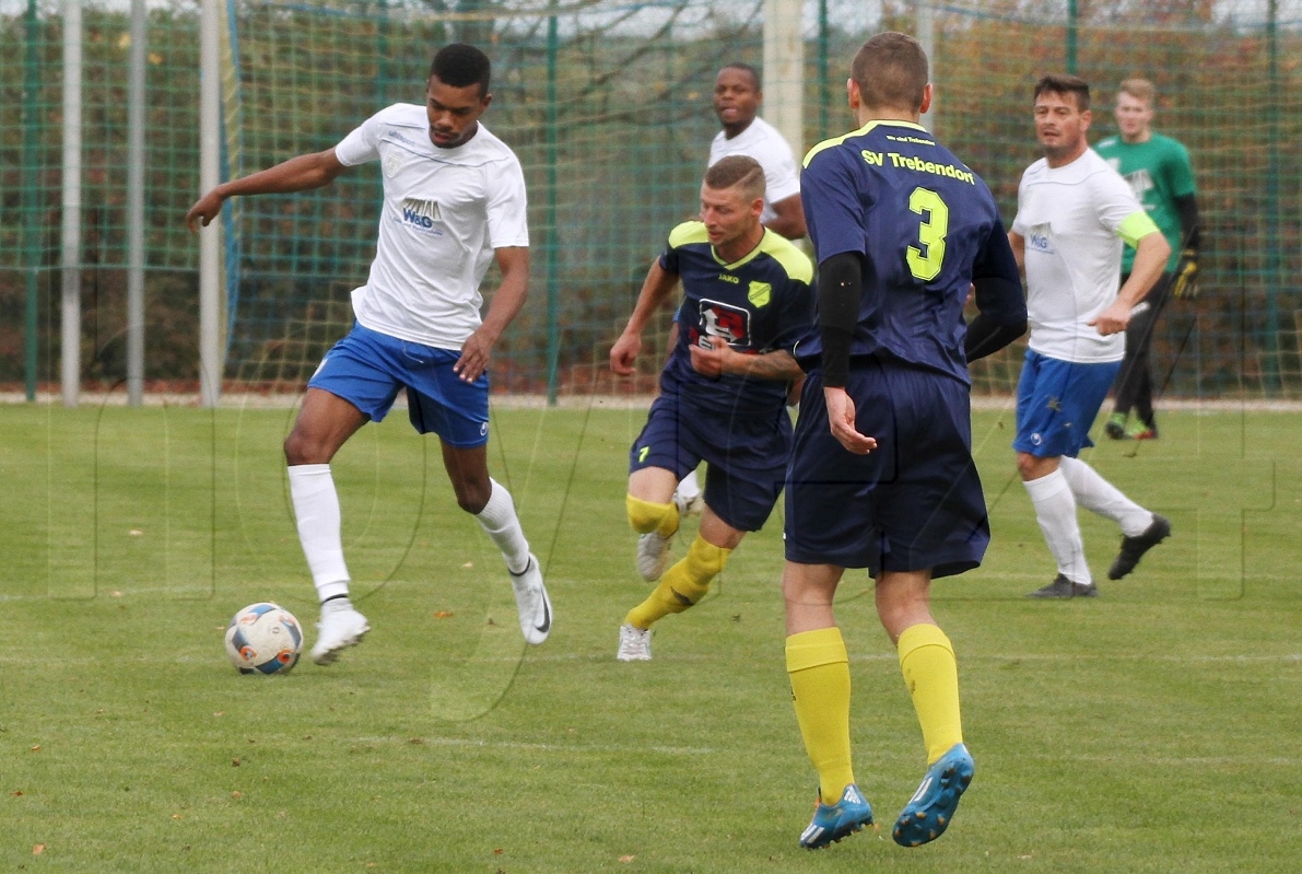 Ednelson De Souza Barros ("Kanu"), hier (in Weiß) am Ball, steuerte zwei Treffer zum 3:0-Sieg der Neustädter in Trebendorf bei. Foto: Werner Müller