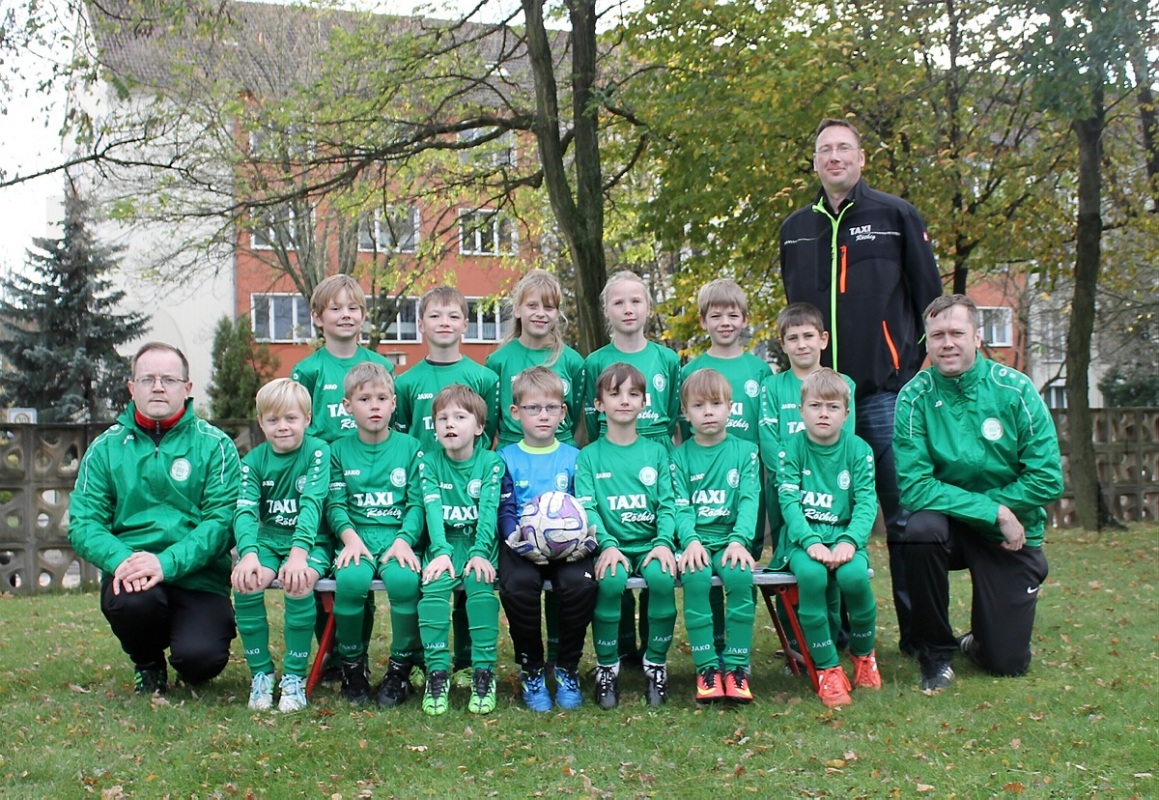 Grün, grün, grün sind alle meine Jerseys ... - die HFC-F-Junioren, neu eingekleidet. Foto: HFC